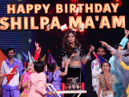 Shilpa Shetty's birthday celebrated on the stage of 'Super Dancer 4' | 'सुपर डान्सर ४'च्या मंचावर साजरा केला शिल्पा शेट्टीचा वाढदिवस