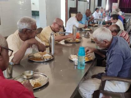 The grandparents in the old age home wished the Chief Minister | वृद्धाश्रमातील आजी-आजोबांनी दिल्या मुख्यमंत्र्यांना शुभेच्छा