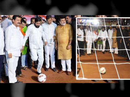 CM Eknath Shinde Football Kick becomes famous in Pune Inaugration program of Balasaheb Thackeray Football Ground | Eknath Shinde Football Kick: पुण्यात मुख्यमंत्री एकनाथ शिंदेंच्या फुटबॉल किकचीच चर्चा...