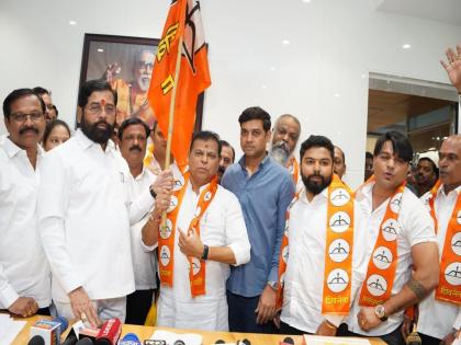 2 former MNS corporators from Kalyan Dombivali join Eknath Shinde Shivsena Sena | मनसेच्या २ माजी नगरसेवकांचा शिंदेसेनेत प्रवेश; एकनाथ शिंदेंच्या उपस्थितीत हाती घेतला धनुष्यबाण 2 former MNS corporators from Kalyan Dombivali join Eknath Shinde Shivsena Sena | मनसेच्या २ माजी नगरसेवकांचा शिंदेसेनेत प्रवेश; एकनाथ शिंदेंच्या उपस्थितीत हाती घेतला धनुष्यबाण