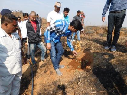 The demand of the MP Shrikant Shinde to take stringent action against those who set fire to Mandrul trees | मांगरुळमधील झाडांना आग लावणाऱ्या लोकांवर कडक कारवाई करण्याची खासदार श्रीकांत शिंदेंची  मागणी