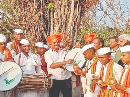 Valentine's Day with a hundred year old replanted banyan tree | पुनर्रोपण केलेल्या शंभर वर्षांच्या वटवृक्षासोबत साजरा केला 'व्हॅलेंटाईन डे'