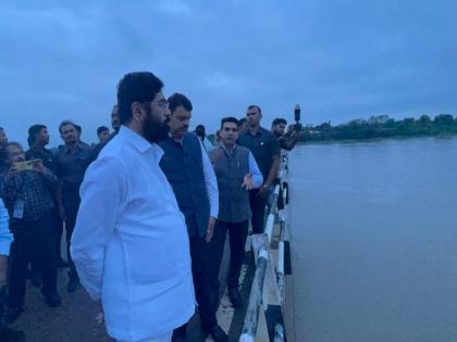 Chief Minister Eknath Shinde assured that there would be no shortage of aid due to heavy rains. | 'कुठेही मदत कमी पडणार नाही'; शिंदे अन् फडणवीस ऑनफिल्ड, पूर परिस्थितीची केली पाहणी