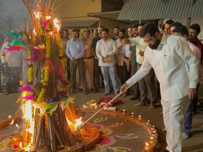 Holi 2023: CM Eknath Shinde has wished all the citizens of the state on Holi. | Holi 2023: Holi 2023: 'अग्नीसोबत राज्यातील दुष्ट विचार होळीत भस्मसात होऊ दे...'; एकनाथ शिंदेंनी केलं होलिकादहन