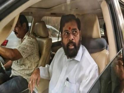 CM Eknath Shinde's convoy got stuck for 15 minutes due to railway crossing | CM एकनाथ शिंदेंच्या ताफ्याला रेल्वेचा रेड सिग्नल; पंधरा मिनिटे खोळंबा