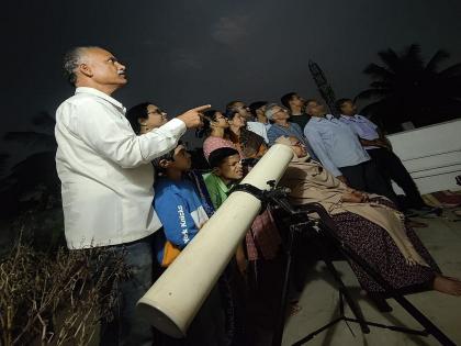 Kolhapur: Astronomers enjoyed observing the last lunar eclipse of the year in Kolhapur | Kolhapur: कोल्हापुरात खगोलप्रेमींनी घेतला वर्षातील शेवटच्या खंडग्रास चंद्रग्रहण निरीक्षणाचा आनंद