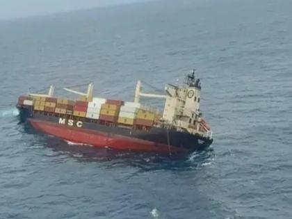 Foreign ship sinks in sea near Kerala, Coast Guard rescues 9 people | केरळजवळच्या समुद्रात बुडतंय परदेशी जहाज, तटरक्षक दलाने ९ जणांना वाचवले Foreign ship sinks in sea near Kerala, Coast Guard rescues 9 people | केरळजवळच्या समुद्रात बुडतंय परदेशी जहाज, तटरक्षक दलाने ९ जणांना वाचवले