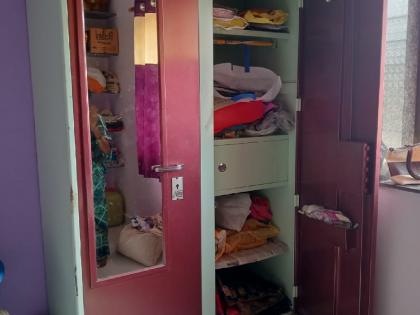 Sangli: चोरट्यांनी भरदिवसा बंद घराचे कुलूप तोडून पंधरा तोळे सोने केले लंपास, नागरिकांमध्ये भीतीचे वातावरण Sangli: चोरट्यांनी भरदिवसा बंद घराचे कुलूप तोडून पंधरा तोळे सोने केले लंपास, नागरिकांमध्ये भीतीचे वातावरण