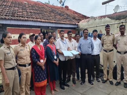 Four teams of the Assistant Registrar of Kavthe Mahankal conducted simultaneous raids on the houses of private moneylenders in Langarpeth Taluka Kavthe Mahankal sangli | सांगली: लंगरपेठला सावकाराच्या दोन घरांवर छापे, संशयित फरारी