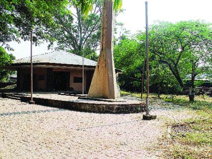 Cleanliness of martyr monument in Shirdhon | शिरढोणमधील हुतात्मा स्मारकाची साफसफाई