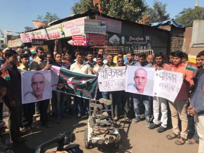 Kulbhushan Jadhav family protested against abusive behavior in Pakistan, Shirdi visit old skulls by Pakistani militant | कुलभूषण जाधव कुटुंबीयांना पाकमध्ये दिलेल्या अपमानास्पद वागणुकीचा निषेध, शिर्डीतून पाकिस्तानी दुतावासाला जुन्या चपलांची भेट