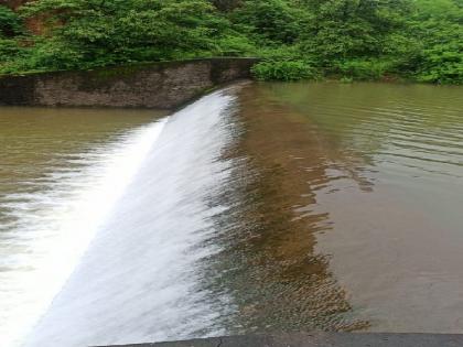 Shivdav dam filled, discharge from Sandvaya into Gadnadi tank started  | Sindhudurg: शिवडाव धरण भरले, सांडव्यावरून गडनदी पात्रात विसर्ग सुरू 