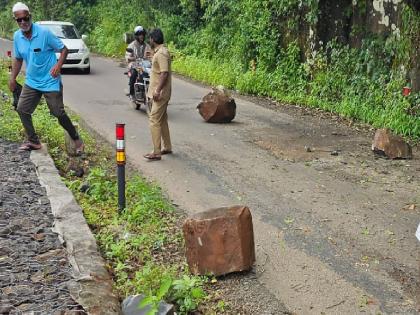 Large boulders fell on Panhala Road Kolhapur, blocking traffic | Kolhapur: पन्हाळा रोडवर मोठ्या दगडी शिळा कोसळल्या, वाहतूक बंद