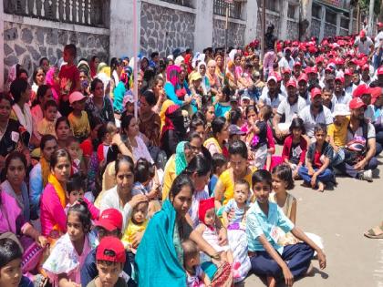 348 workers of Reiter Company of Shirwal, along with their families, staged an indefinite hunger strike in front of the Satara Collector office | विंगमधील रियटर कंपनीतील ३४८ कामगारांचे कुटुंबासह बेमुदत उपोषण, सातारा जिल्हाधिकारी कार्यालयासमोर ठिय्या 