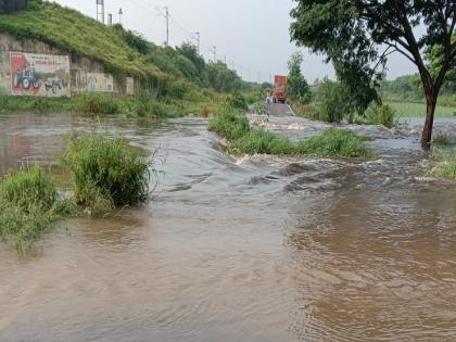 Cloudburst-like rain in Shirol, water on Sangli-Kolhapur highway in Udgaon | कोल्हापूर जिल्ह्यात ढगफुटी सदृश पाऊस, उदगांव येथे सांगली-कोल्हापूर महामार्गावर पाणी