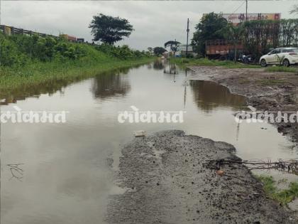 Flood water on service road at Shiroli along Pune Bangalore highway | Kolhapur: पुणे-बंगळूरु महामार्गा‌लगत शिरोली येथे सेवा मार्गावर पुराचे पाणी 