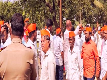 A controversy broke out in Shiroli when the police checked them while wearing a bhagvi hat | मतदानावेळी कोल्हापुरात शिरोलीमध्ये भगव्या टोपीवरुन वाद