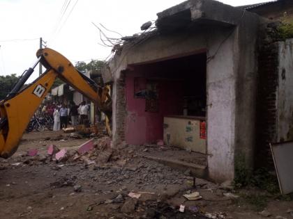 Buldozer run on encroachment at shirpur | शिरपूरच्या पक्क्या अतिक्रमणावर पोलीस बंदोबस्तात चालला 'गजराज' 