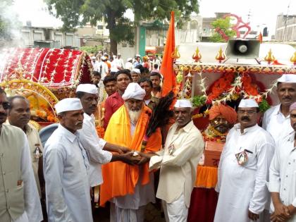 religious harmony: worship of Onkargir Maharaj happened in the Miya Baba dargah |  धार्मिक सलोख्याची प्रचिती : मियॉ बाबांच्या दर्गाहमध्ये झाले ओंकारगीर महाराजांच्या पालखीचे पुजन