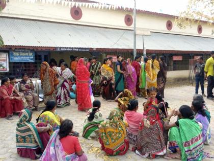 Women's chain fasting in Shirpur police station | शिरपूर पोलिस स्टेशनमध्ये  महिलांचे साखळी उपोषण!