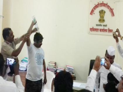 wine Bath in Shirur collector office | शिरूर तहसीलदारांच्या कचेरीत दारूने अंघोळ 