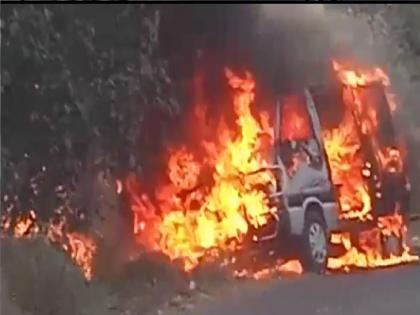 Car carrying students catches fire in Satara, luckily avoids loss of life; Burn the car | Satara News: विद्यार्थ्यांना घेऊन निघालेल्या कारला आग, सुदैवाने जिवीतहानी टळली; कार जळून खाक