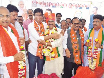 We elected Shinde Sena's MPs and MLAs; BJP's tone is to fight for the municipal corporation on its own | शिंदेसेनेचे खासदार, आमदार आम्हीच निवडून आणले; स्वबळावर महापालिका लढा, भाजपचा सूर We elected Shinde Sena's MPs and MLAs; BJP's tone is to fight for the municipal corporation on its own | शिंदेसेनेचे खासदार, आमदार आम्हीच निवडून आणले; स्वबळावर महापालिका लढा, भाजपचा सूर