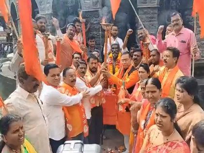 Shiv Sena cheered by bursting firecrackers after receiving torch symbols | मशाल चिन्हं मिळाल्याने फटाके फोडून शिवसेनेने केला जल्लोष