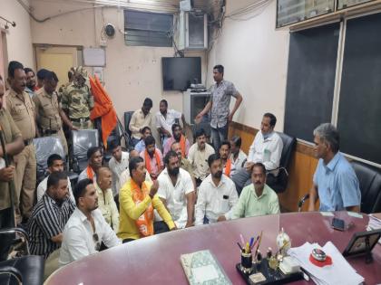 Shiv Sena protested because of the plight of patients in Akola district | रुग्ण वाऱ्यावर! शिवसेनेचे 'डीन' कार्यालयात आंदोलन