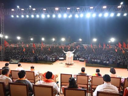 mla from rural areas gathered a crowd for shiv sena shinde group dasara melava | ग्रामीण भागातील आमदारांनी जमविली गर्दी, सभेत बाळासाहेबांची खुर्ची, एकनाथ शिंदेंनी केली पूजा