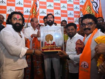 many thackeray group office bearers from pune thane nagar join shiv sena shinde group | ठाकरे बंधू एकत्र येण्याच्या चर्चा असतानाच उद्धवसेना-मनसेला खिंडार; अनेक पदाधिकारी शिंदे गटात सामील many thackeray group office bearers from pune thane nagar join shiv sena shinde group | ठाकरे बंधू एकत्र येण्याच्या चर्चा असतानाच उद्धवसेना-मनसेला खिंडार; अनेक पदाधिकारी शिंदे गटात सामील