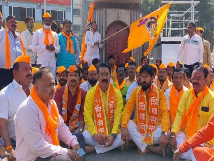 Solapur Shiv Senas agitation against Governor Bhagat Singh Koshyaris statement about chatrapati shivaji maharaj and samarth ramdas swami | सोलापूर : राज्यपाल भगतसिंग कोश्यारी यांच्या वक्तव्याविरोधात शिवसेनेचं आंदोलन