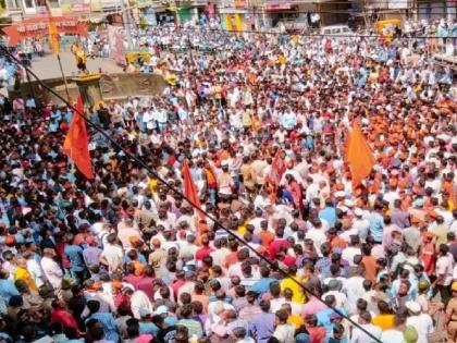 Tension in Kolhapur due to offensive status, Hindutva organizations aggressive, stone pelting in the city, strict closure | कोल्हापूर शहरात दगडफेक, कडकडीत बंद, आक्षेपार्ह स्टेटसवरुन तणाव; हिंदुत्ववादी संघटना आक्रमक