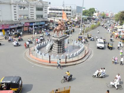 After the 'Lokmat' report, Shivaji Chowk took a breather in Solapur | ‘लोकमत’च्या वृत्तानंतर सोलापुरातील शिवाजी चौकाने घेतला मोकळा श्वास