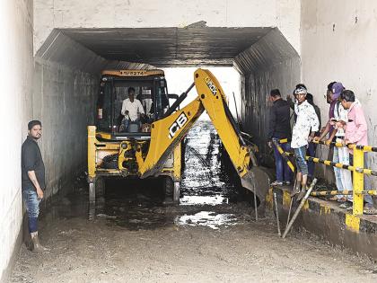 Shivajinagar subway inauguration goes down to credit; while officials point fingers at each other | श्रेयासाठी उरकले शिवाजीनगर भुयारी मार्गाचे लोकार्पण; पाणी साचल्याने यंत्रणेचे धिंडवडे Shivajinagar subway inauguration goes down to credit; while officials point fingers at each other | श्रेयासाठी उरकले शिवाजीनगर भुयारी मार्गाचे लोकार्पण; पाणी साचल्याने यंत्रणेचे धिंडवडे