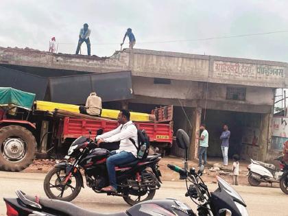 Shivajinagar traffic jam will break out; Padapadi started for the subway | शिवाजीनगरची वाहतूक कोंडी फुटणार; भुयारी मार्गासाठी पाडापाडी सुरू