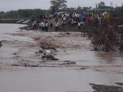 The bridge over the Ajitha-Buldhana road is destroys in siloud | अजिंठा-बुलढाणा रस्त्यावरील पूल गेला वाहून; शेतीचे अतोनात नुकसान