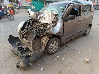 Rushing car collides with bus in Shivne; Accident due to loss of control of the car | Pune | शिवणेमध्ये भरधाव कारची बसला धडक; कारवरील ताबा सुटल्याने अपघात