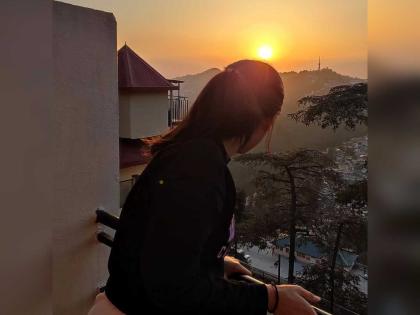 Do you recognize this actress who watches the sunset The Marathi industry became famous from the very first serial | सुर्यास्त पाहणाऱ्या 'या' अभिनेत्रीला ओळखलं का? पहिल्याच मालिकेतून गाजवली मराठी इंडस्ट्री