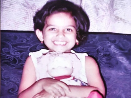 Do you know this cute little girl playing with a doll?, today she is a popular face in the marathi industry | बाहुलीसोबत खेळणाऱ्या या क्युट चिमुरडीला ओळखलंत का?, मराठी कलाविश्वातील आज आहे लोकप्रिय चेहरा