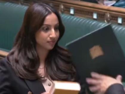 A young woman of Indian origin took the oath of MP with a Gita in her hand, even the English were speechless    | भारतीय वंशाच्या तरुणीने हातात गीता घेत घेतली खासदारकीची शपथ, इंग्रजही झाले अवाक्   