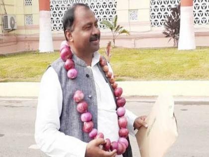 Bihar Rjd Mla Shivchandra Ram Reached Assembly Wearing Garland Made Of Onion | ...म्हणून कांद्याचा हार घालून आमदार पोहोचले थेट विधानसभेत!