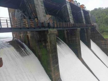 20 dams filled up in Sindhudurg district, life disrupted due to heavy rains  | सिंधुदुर्ग जिल्ह्यातील २० धरणे भरली, मुसळधार पावसामुळे जनजीवन विस्कळीत 