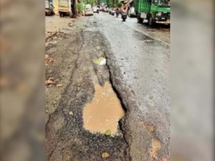 in mumbai the citizens in shivadi kalachowki are worried about the potholes warned to protest if the potholes are not filled soon | तुम्ही खड्डे बुजवता की, आम्ही रस्त्यावर उतरू ? शिवडीतील नागरिकांचा पालिकेला इशारा