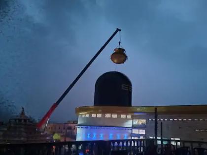 Mahabhishek on 160 feet high Shivlinga with the help of crane | मुंबईची क्रेन, ६,००० लीटर दूध अन् बम भोलेचा निनाद! १६० फूट उंच शिवलिंगावर महाभिषेक