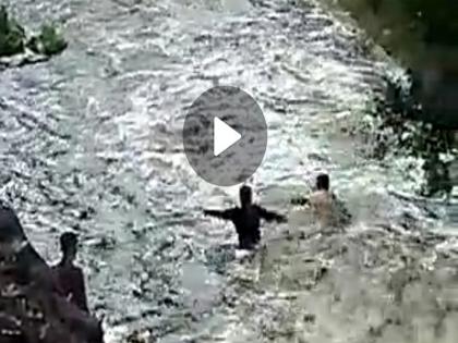 police Saved the life of a young man who was drowned, regardless of his life. | VIDEO | पोलिसांचे कौतुकास्पद काम! जीवाची पर्वा न करता पाण्यात वाहून जाणाऱ्याचे वाचवले प्राण