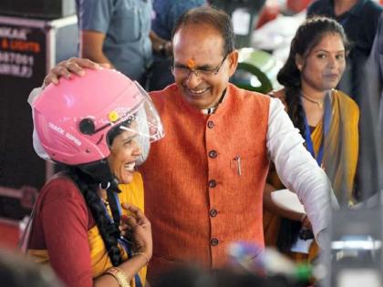 cm shivraj singh chouhan big gift to women will get 35 percent reservation in govt jobs | निवडणुकीपूर्वी शिवराज सरकारची मोठी घोषणा, सरकारी नोकऱ्यांमध्ये महिलांना ३५ टक्के आरक्षण