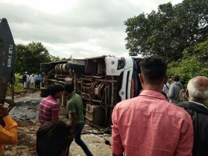 Shivshahi bus collapsed near Satara, 15 passengers injured | साताऱ्याजवळ शिवशाही बस उलटली, 15 प्रवासी जखमी