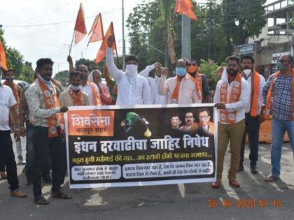 Shiv Sena is aggressive against petrol-diesel price hike in Nagpur | नागपुरात पेट्रोल-डिझेल दरवाढविरोधत शिवसेना आक्रमक