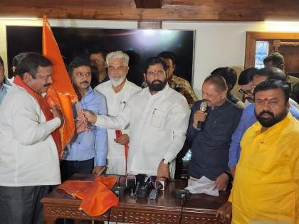 Thane: Nashik's Thackeray group office-bearer Shinde of Shiv Sena joins Shiv Sena, public entry in Thane | Thane: नाशिकच्या ठाकरे गटातील पदाधिकारी शिवसेनेच्या शिंदेंच्या शिवसेनेत दाखल, ठाण्यात जाहीर प्रवेश